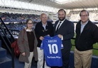 7-4-2017. Homenaje del R Oviedo a Rubiera, el eterno utillero. El presidente Jorge Menéndez le entrega una camiseta